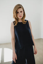 Laden Sie das Bild in den Galerie-Viewer, KASIA TOP DARK NAVY - WE BANDITS
