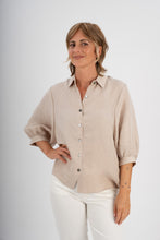 Laden Sie das Bild in den Galerie-Viewer, SUSA BLOUSE OAT GREIGE - WE BANDITS
