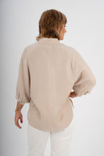 Laden Sie das Bild in den Galerie-Viewer, SUSA BLOUSE OAT GREIGE - WE BANDITS