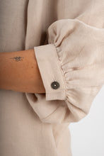 Laden Sie das Bild in den Galerie-Viewer, SUSA BLOUSE OAT GREIGE - WE BANDITS