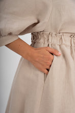 Laden Sie das Bild in den Galerie-Viewer, LARA SKIRT OAT GREIGE - WE BANDITS