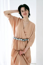 Laden Sie das Bild in den Galerie-Viewer, FRIEDA DRESS ALMOND BEIGE - WE BANDITS