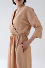 Laden Sie das Bild in den Galerie-Viewer, FRIEDA DRESS ALMOND BEIGE - WE BANDITS