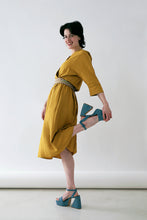 Laden Sie das Bild in den Galerie-Viewer, FRIEDA DRESS GOLDEN OLIVE - WE BANDITS