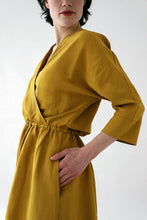Laden Sie das Bild in den Galerie-Viewer, FRIEDA DRESS GOLDEN OLIVE - WE BANDITS