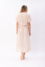 Laden Sie das Bild in den Galerie-Viewer, KIMMY DRESS FLOWER PUNCH SOFT PINK - WE BANDITS