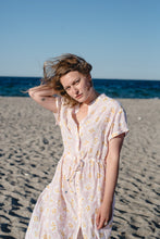 Laden Sie das Bild in den Galerie-Viewer, KIMMY DRESS FLOWER PUNCH SOFT PINK - WE BANDITS