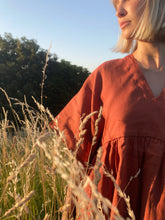 Laden Sie das Bild in den Galerie-Viewer, MINNA DRESS CINNAMON - WE BANDITS