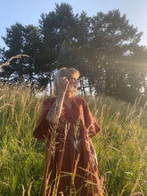 Laden Sie das Bild in den Galerie-Viewer, MINNA DRESS CINNAMON - WE BANDITS