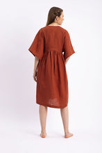Laden Sie das Bild in den Galerie-Viewer, MINNA DRESS CINNAMON - WE BANDITS