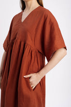 Laden Sie das Bild in den Galerie-Viewer, MINNA DRESS CINNAMON - WE BANDITS
