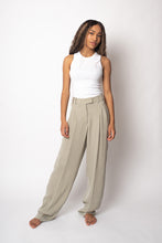 Laden Sie das Bild in den Galerie-Viewer, MARA PANTS ARTICHOKE GREEN  - WE BANDITS