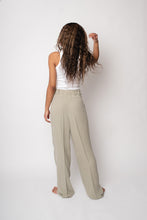 Laden Sie das Bild in den Galerie-Viewer, MARA PANTS ARTICHOKE GREEN  - WE BANDITS