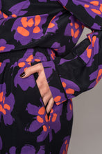 Laden Sie das Bild in den Galerie-Viewer, SELMA PYJAMA FLOWER PUNCH BLACK SET - WE BANDITS