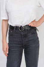 Laden Sie das Bild in den Galerie-Viewer, SIA LEATHER BELT BLACK/SILVER - WE BANDITS