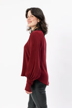 Laden Sie das Bild in den Galerie-Viewer, CHIARA BLOUSE BORDEAUX RED - WE BANDITS