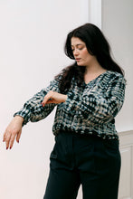 Laden Sie das Bild in den Galerie-Viewer, CHIARA BLOUSE STALACTITE BLUE - WE BANDITS