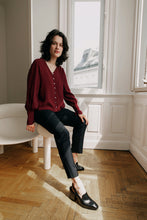 Laden Sie das Bild in den Galerie-Viewer, CHIARA BLOUSE BORDEAUX RED - WE BANDITS