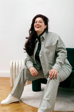 Laden Sie das Bild in den Galerie-Viewer, KOOL SHIRT PALE OLIVE - WE BANDITS