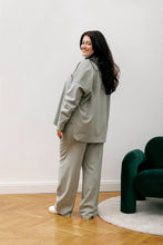 Laden Sie das Bild in den Galerie-Viewer, KOOL SHIRT PALE OLIVE - WE BANDITS