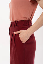 Laden Sie das Bild in den Galerie-Viewer, MARA PANTS BORDEAUX RED - WE BANDITS