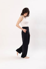 Laden Sie das Bild in den Galerie-Viewer, MARA PANTS MIDNIGHT BLUE - WE BANDITS