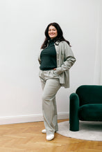 Laden Sie das Bild in den Galerie-Viewer, MARA PANTS PALE OLIVE - WE BANDITS