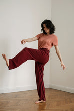 Laden Sie das Bild in den Galerie-Viewer, MARA PANTS BORDEAUX RED - WE BANDITS
