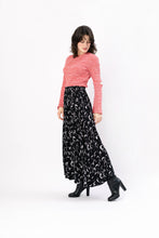 Laden Sie das Bild in den Galerie-Viewer, MARI SKIRT CUBE BLACK - WE BANDITS