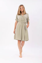 Laden Sie das Bild in den Galerie-Viewer, TAYLOR DRESS ARTICHOKE GREEN - WE BANDITS