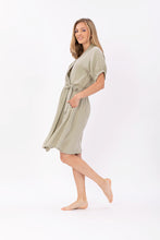Laden Sie das Bild in den Galerie-Viewer, TAYLOR DRESS ARTICHOKE GREEN - WE BANDITS